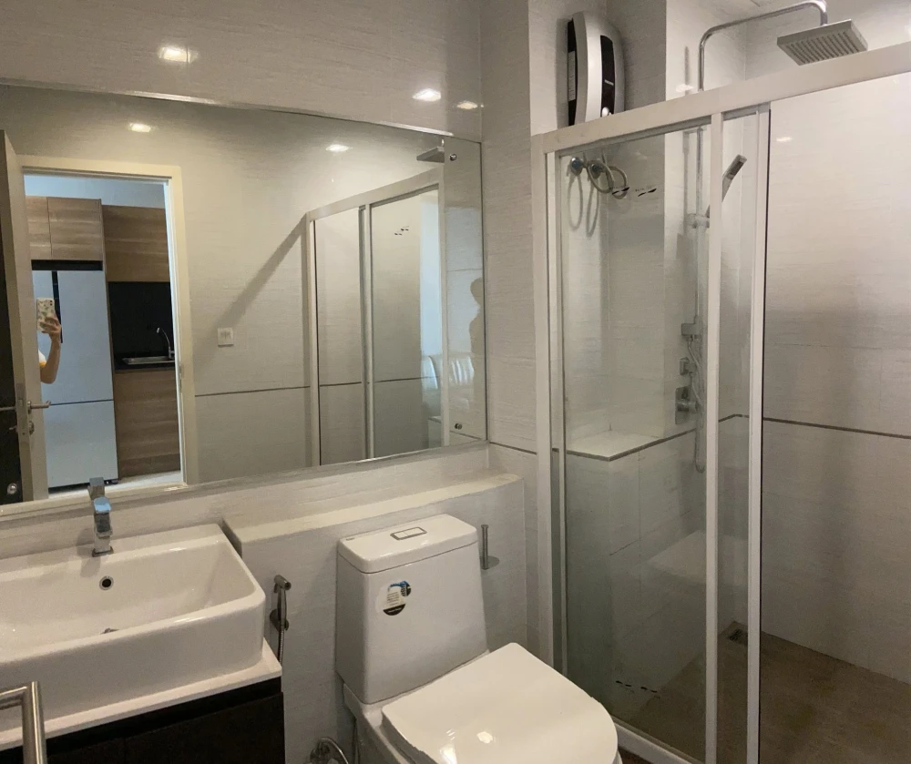 For rent: The Metropolis, studio room, 28 square meters, 12th floor, pool view, fully furnished, this price is a must-see.