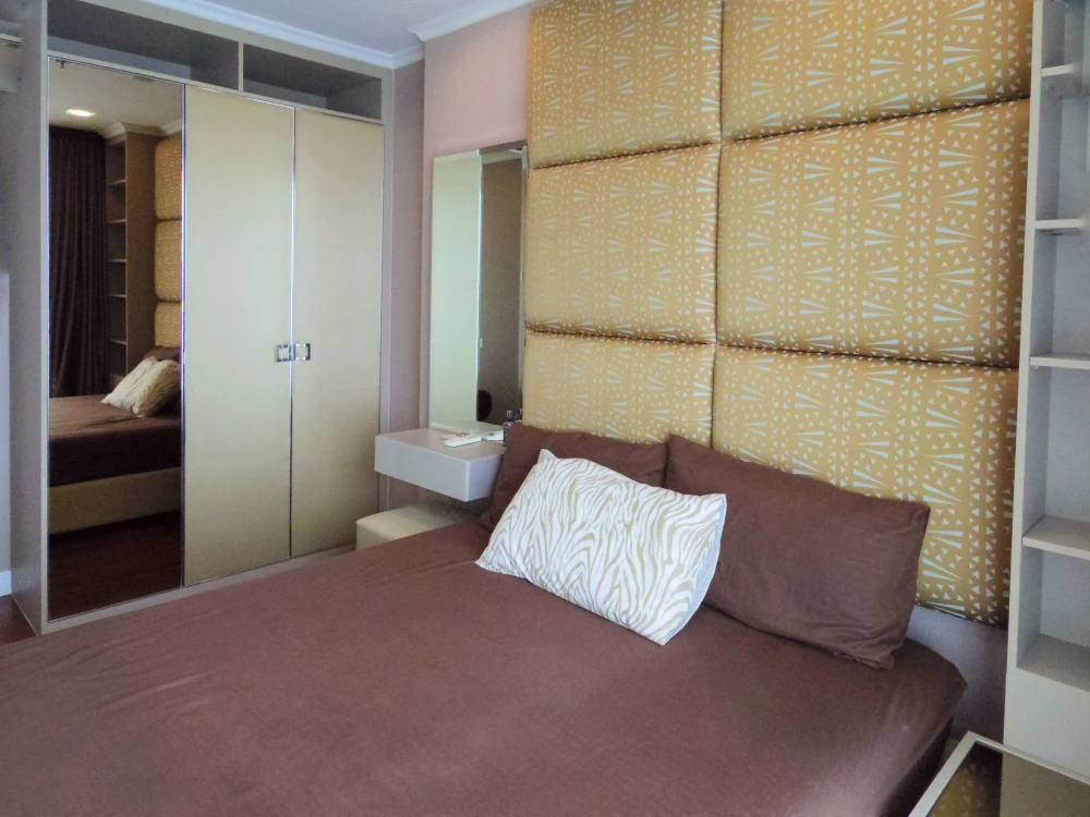 For rent: The Metropolis, large room, 29th floor, very high, corner room with privacy and a natural view. I must say that you must book.