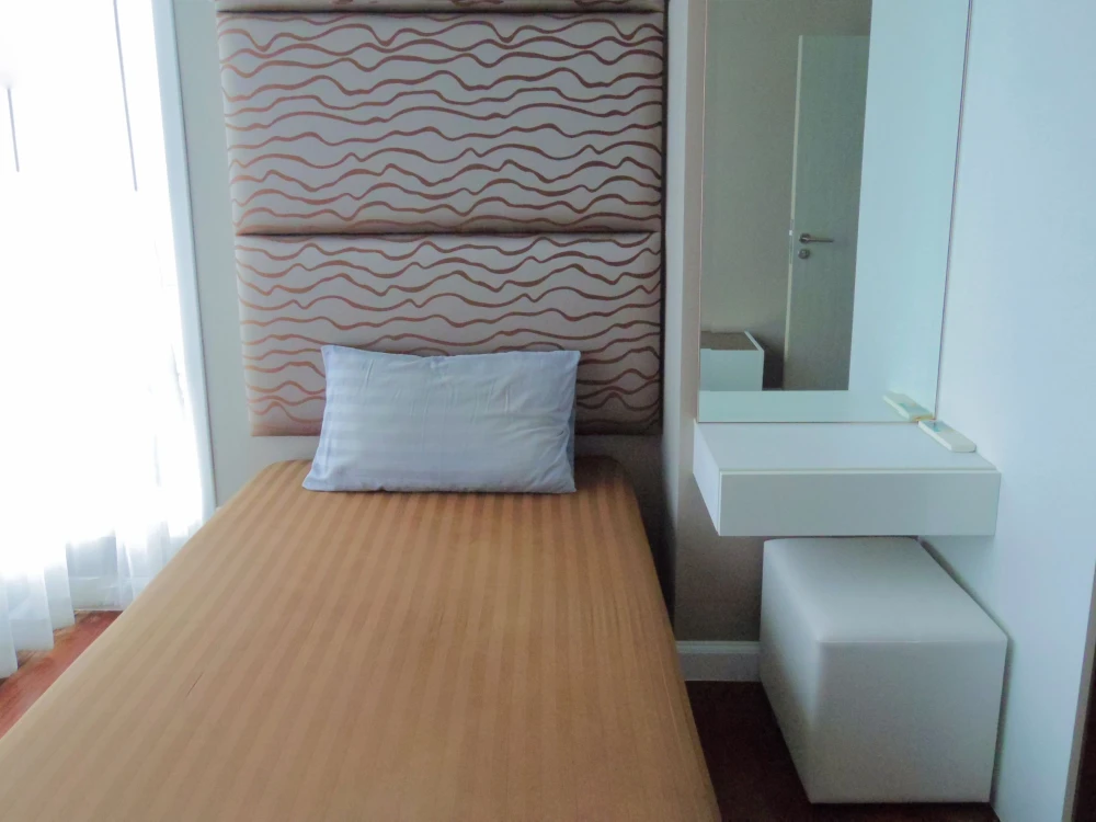 For rent: The Metropolis, large room, 29th floor, very high, corner room with privacy and a natural view. I must say that you must book.