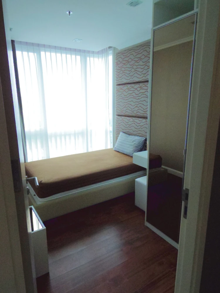 For rent: The Metropolis, large room, 29th floor, very high, corner room with privacy and a natural view. I must say that you must book.