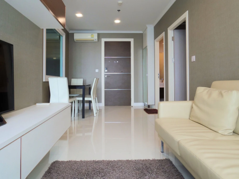 For rent: The Metropolis, large room, 29th floor, very high, corner room with privacy and a natural view. I must say that you must book.