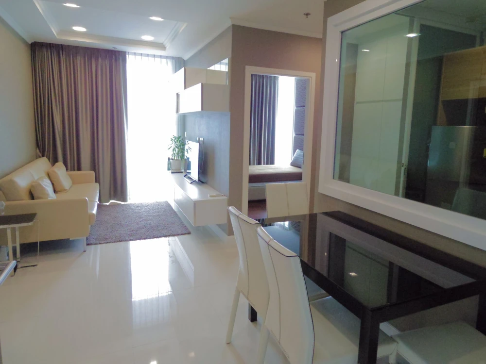 For rent: The Metropolis, large room, 29th floor, very high, corner room with privacy and a natural view. I must say that you must book.