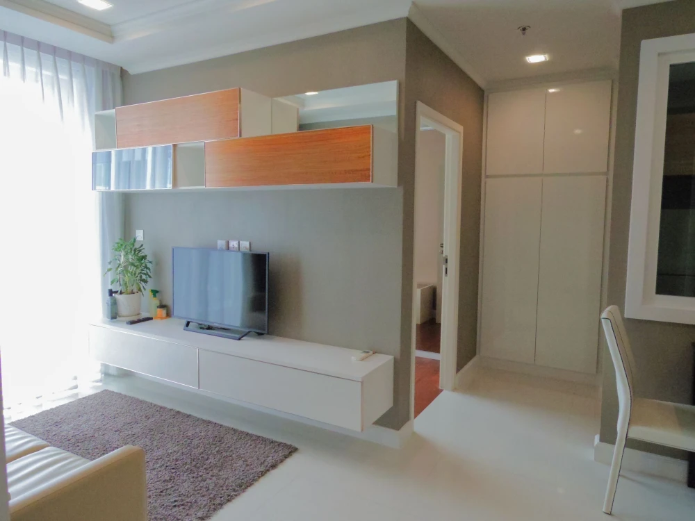 For rent: The Metropolis, large room, 29th floor, very high, corner room with privacy and a natural view. I must say that you must book.