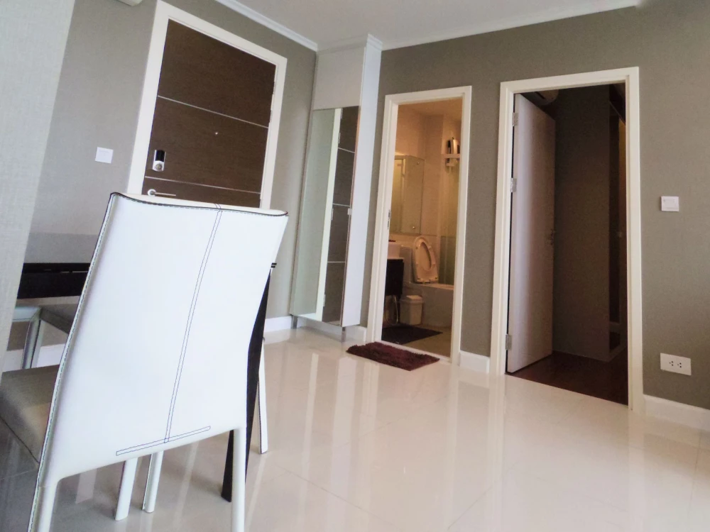 For rent: The Metropolis, large room, 29th floor, very high, corner room with privacy and a natural view. I must say that you must book.