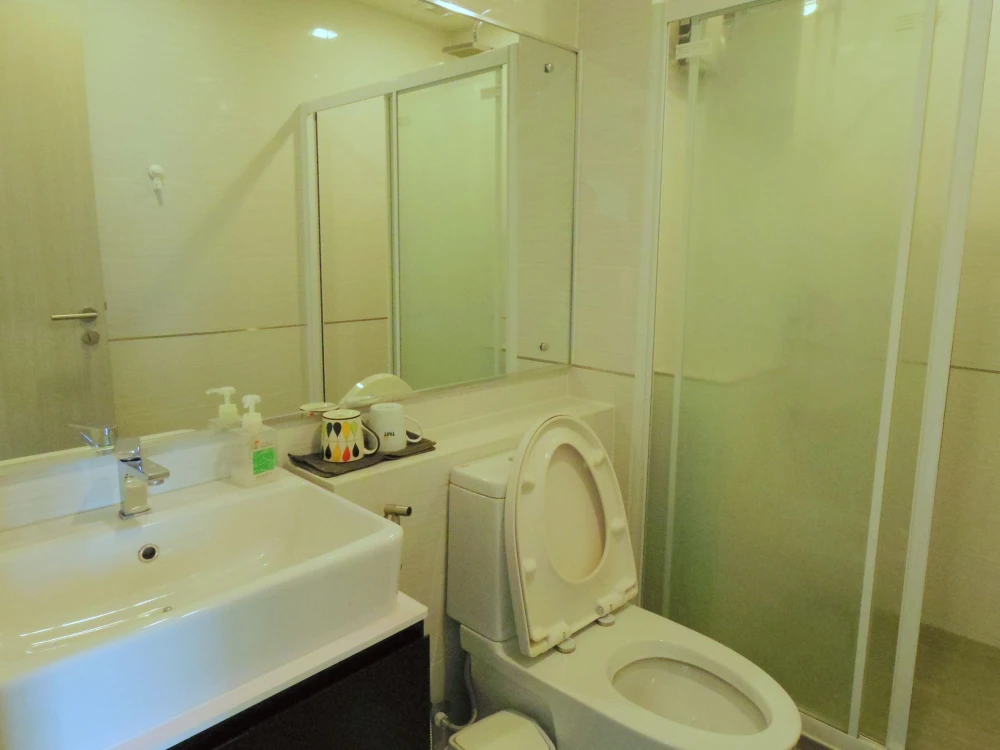 For rent: The Metropolis, large room, 29th floor, very high, corner room with privacy and a natural view. I must say that you must book.
