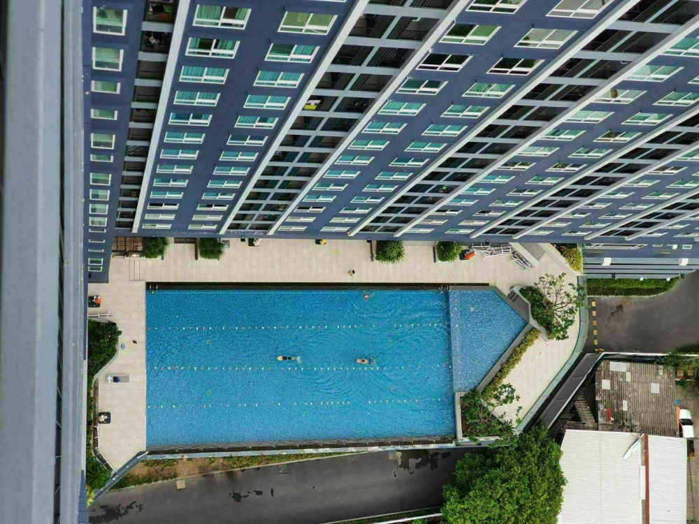 For rent: The Metropolis, large room, 29th floor, very high, corner room with privacy and a natural view. I must say that you must book.