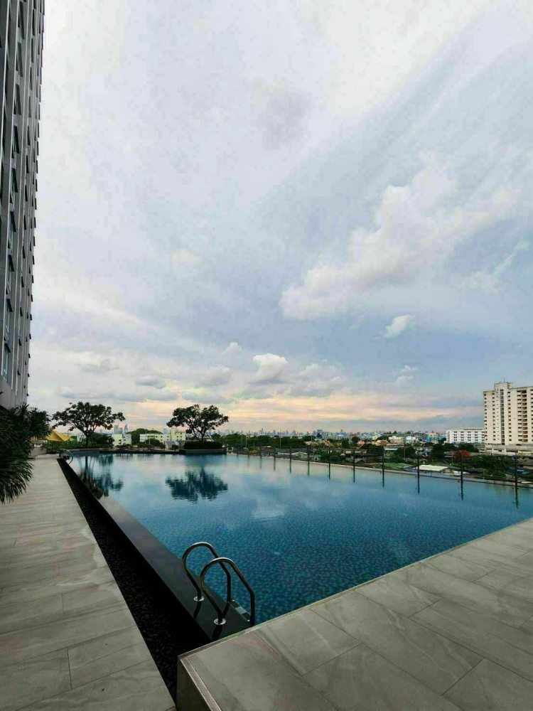 For rent: The Metropolis, large room, 29th floor, very high, corner room with privacy and a natural view. I must say that you must book.