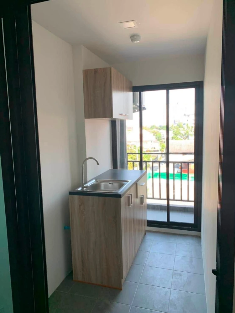 The Momento Condo for Rent Tiwanon, 2nd floor room, comes with amenities and is in a great location. Book now!