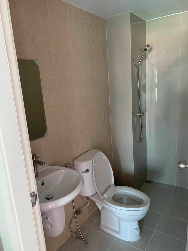 The Momento Condo for Rent Tiwanon, 2nd floor room, comes with amenities and is in a great location. Book now!