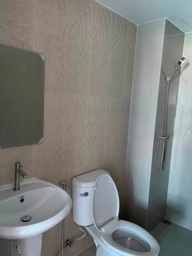 The Momento Condo for Rent Tiwanon, 2nd floor room, comes with amenities and is in a great location. Book now!