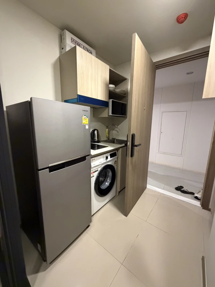 For rent: The Muve Bangna, 7th floor, Building B. Built-in furniture as shown in the pictures. Just bring your belongings and move in!