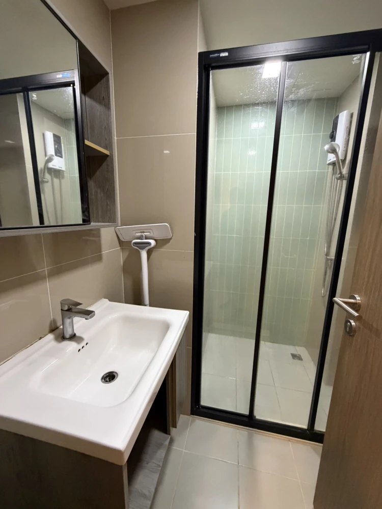 For rent: The Muve Bangna, 7th floor, Building B. Built-in furniture as shown in the pictures. Just bring your belongings and move in!