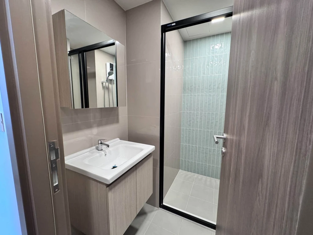 For rent: THE MUVE Sukhumvit 107, 5th floor room, comes with complete amenities. Just carry your bag and move in.