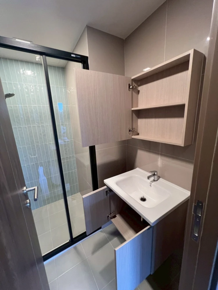 For rent: The Muve Sukhumvit 107, a nice room, fully furnished, appliances included, reasonable price. Come reserve now before you miss your chance.