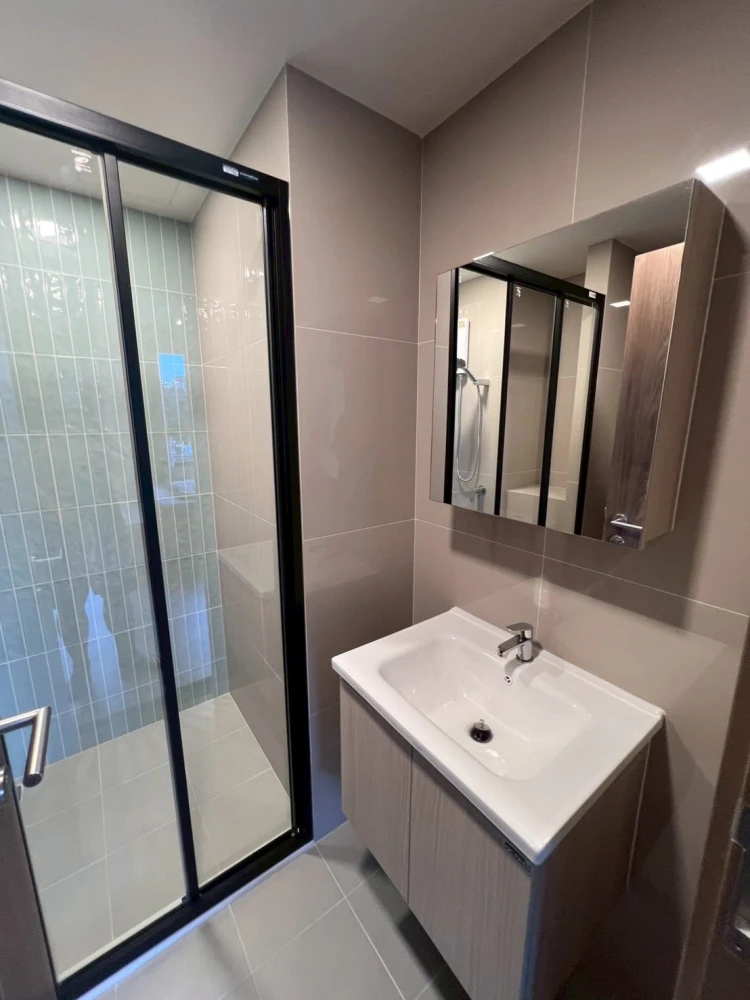 For rent: The Muve Sukhumvit 107, a nice room, fully furnished, appliances included, reasonable price. Come reserve now before you miss your chance.
