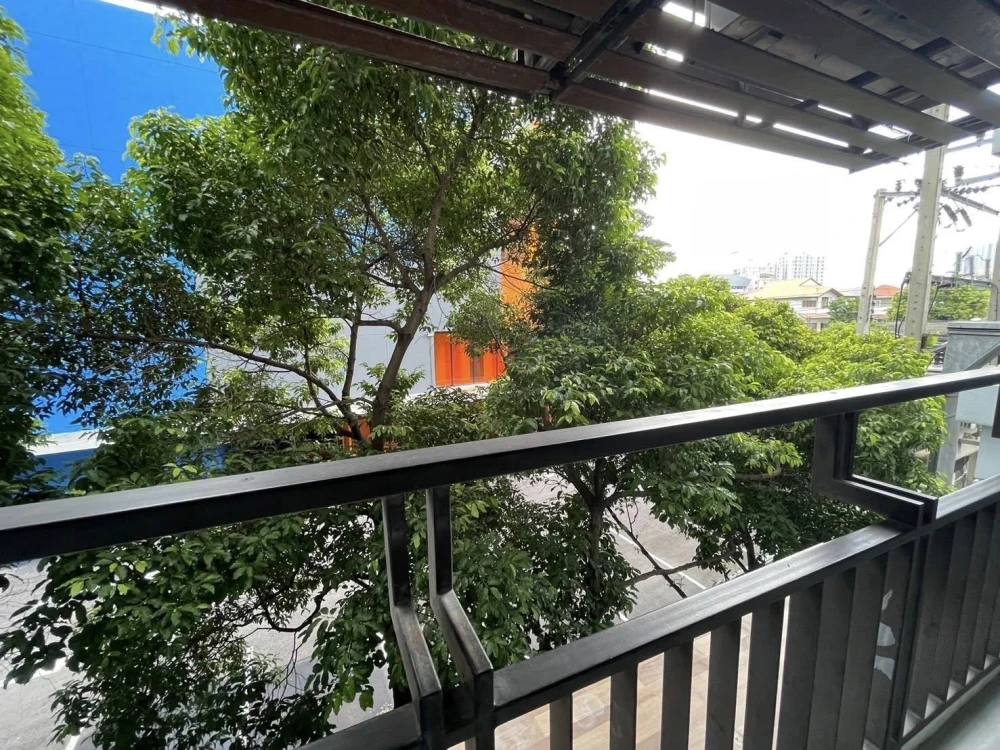For rent: The Next Sukhumvit 52, 2 bedrooms, 2 bathrooms, with built-in furniture, a view of trees that is pleasing to the eye. If you don't book, you