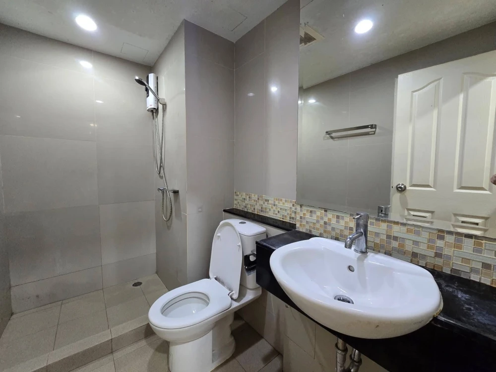 For rent: THE NICHE ID Ladprao 130, 2nd floor, pool view, fully furnished. Don't miss out!