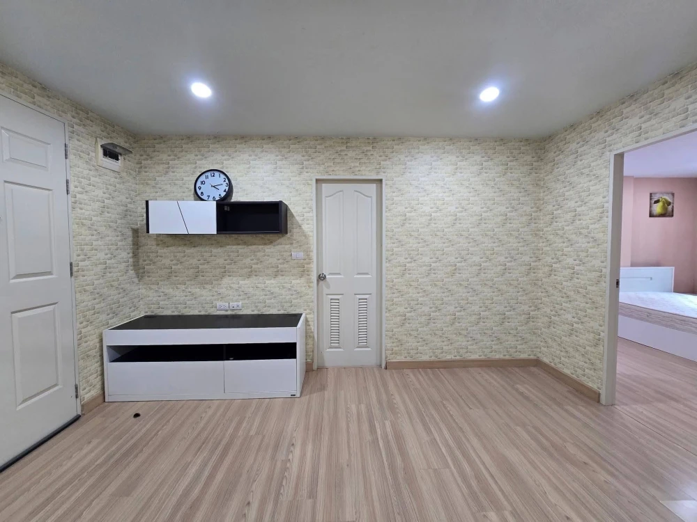 For rent: THE NICHE ID Ladprao 130, 2nd floor, pool view, fully furnished. Don't miss out!
