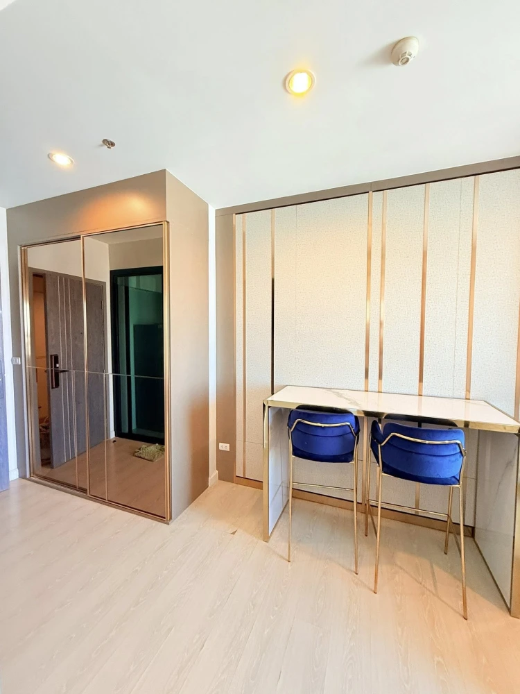 For rent: The Niche Pride Thonglor–Phetchaburi. Very high floor unit with full built-in furniture and complete set of appliances. Ready to move in.
