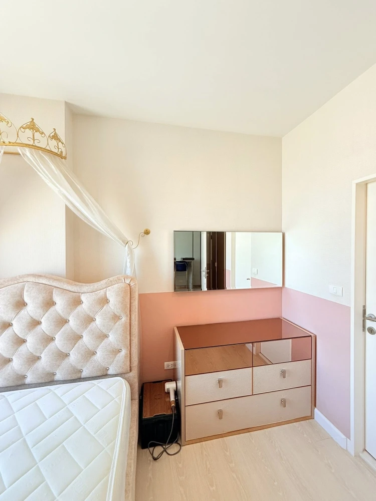For rent: The Niche Pride Thonglor–Phetchaburi. Very high floor unit with full built-in furniture and complete set of appliances. Ready to move in.