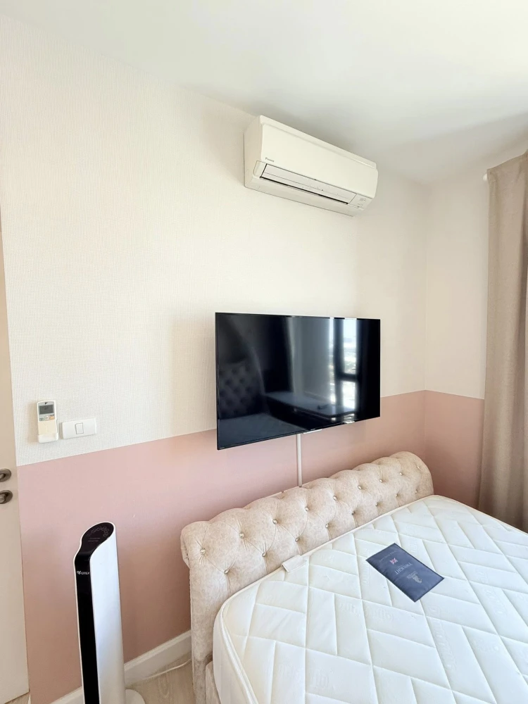 For rent: The Niche Pride Thonglor–Phetchaburi. Very high floor unit with full built-in furniture and complete set of appliances. Ready to move in.