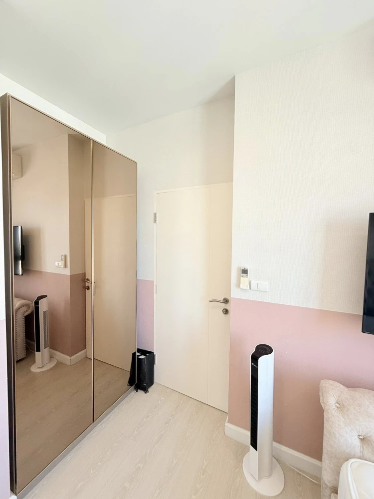 For rent: The Niche Pride Thonglor–Phetchaburi. Very high floor unit with full built-in furniture and complete set of appliances. Ready to move in.