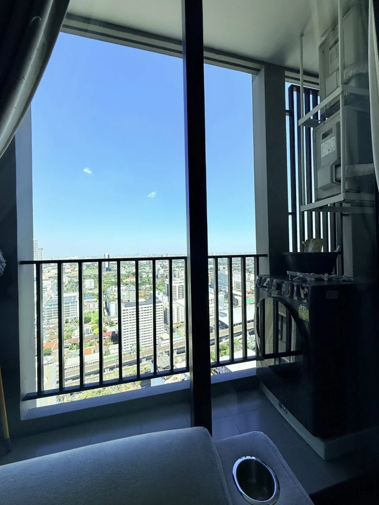 For rent: The Niche Pride Thonglor–Phetchaburi. Very high floor unit with full built-in furniture and complete set of appliances. Ready to move in.