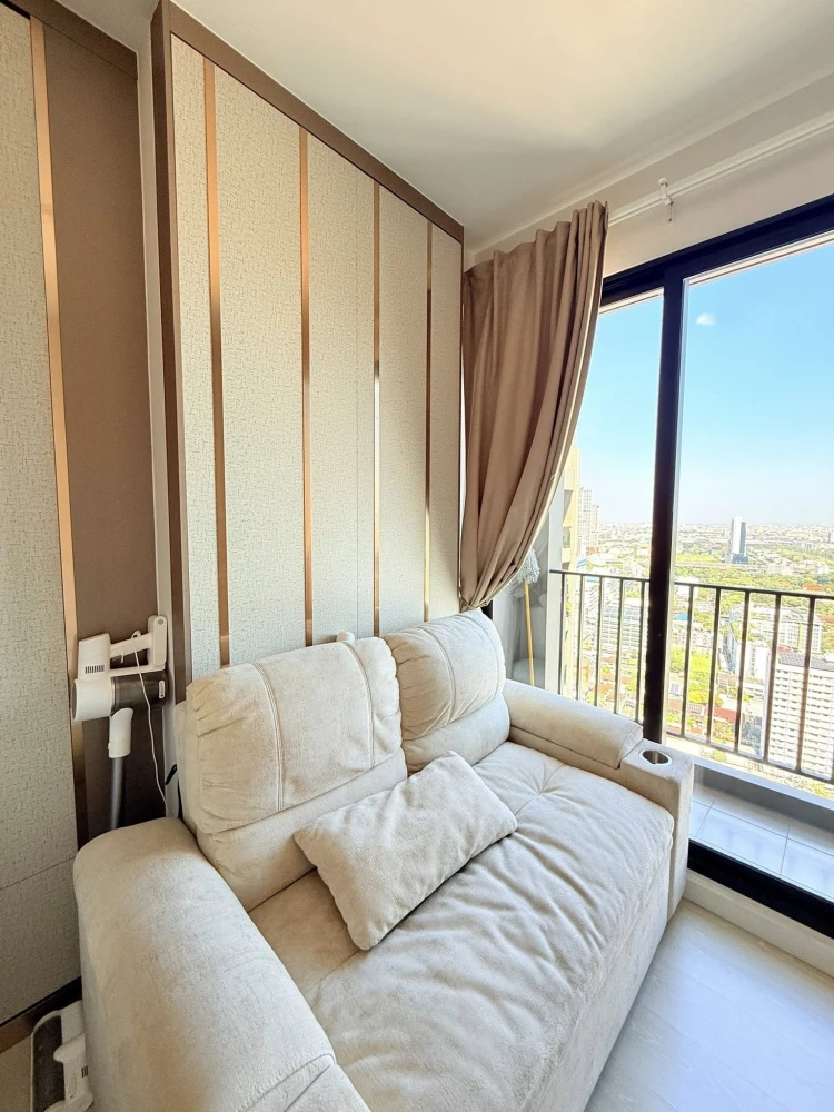 For rent: The Niche Pride Thonglor–Phetchaburi. Very high floor unit with full built-in furniture and complete set of appliances. Ready to move in.