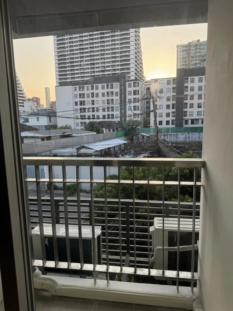 For rent: The Niche Sukhumvit 49, 43 sq.m. A large, rare unit in the Thonglor area. Highly recommended!