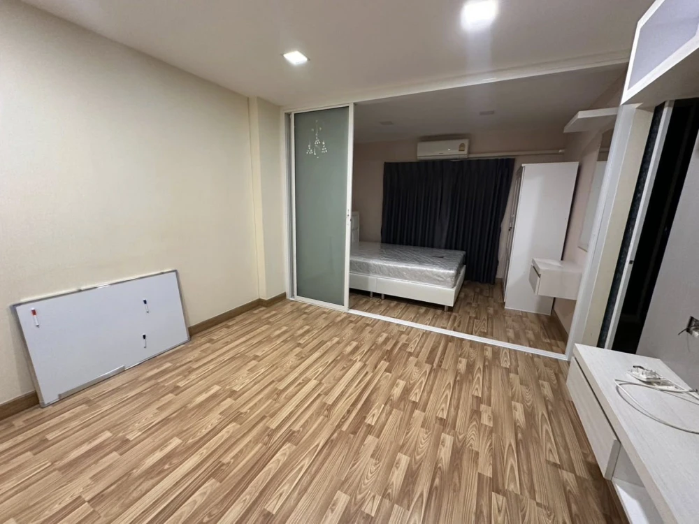 For rent: The One Plus D Huamak 12, 4th floor, nice room, fully furnished, reserve now, hurry!