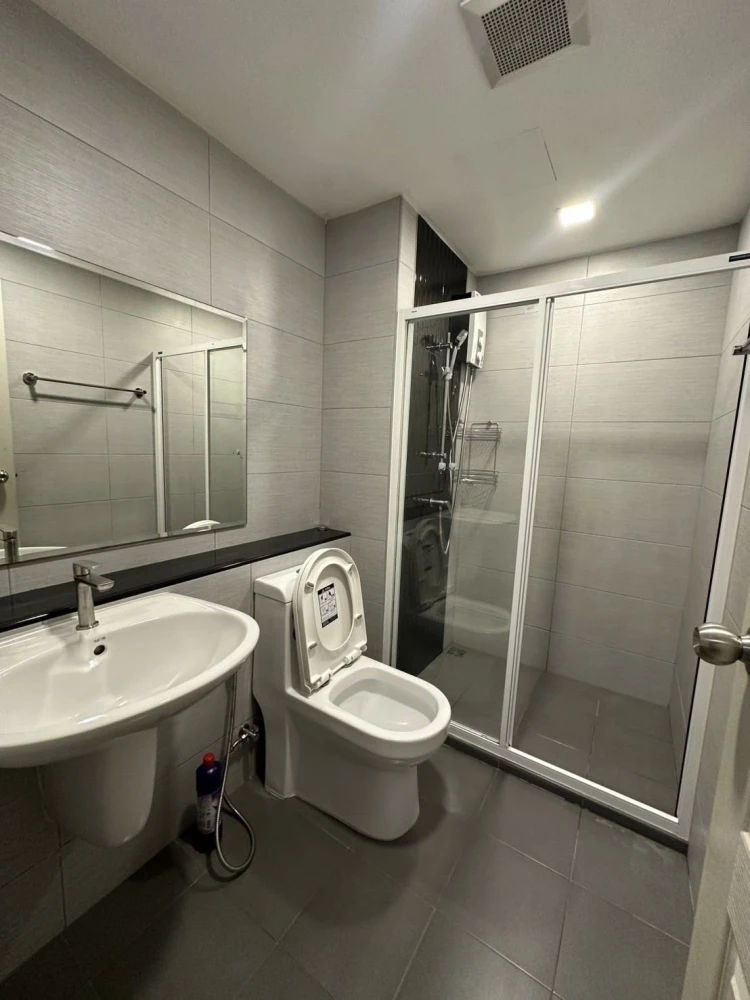 For rent: The One Plus D Huamak 12, 4th floor, nice room, fully furnished, reserve now, hurry!