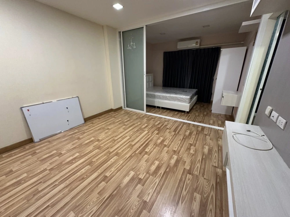 For rent: The One Plus D Huamak 12, 4th floor, nice room, fully furnished, reserve now, hurry!