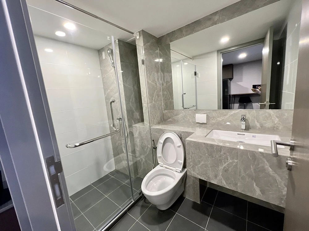 For rent THE ORIGIN LADPRAO-BANGKAPI, high ceiling condo, Duo Space, 2 floors, very good furniture in the room, focusing on quality, hurry and book no