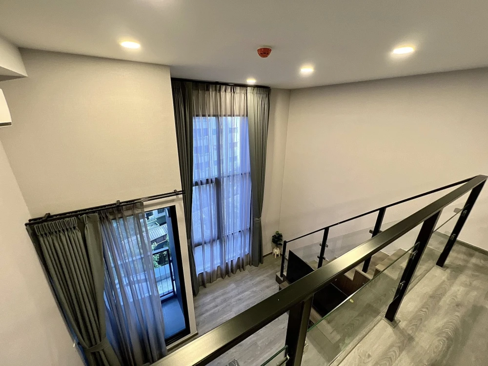 For rent THE ORIGIN LADPRAO-BANGKAPI, high ceiling condo, Duo Space, 2 floors, very good furniture in the room, focusing on quality, hurry and book no
