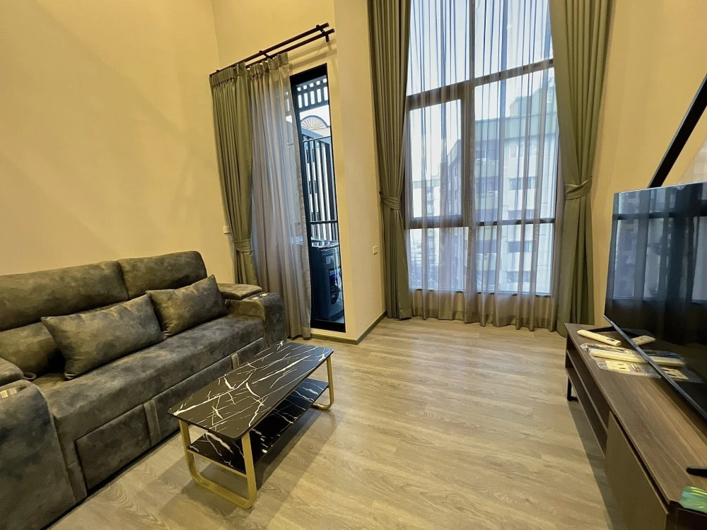 For rent THE ORIGIN LADPRAO-BANGKAPI, high ceiling condo, Duo Space, 2 floors, very good furniture in the room, focusing on quality, hurry and book no