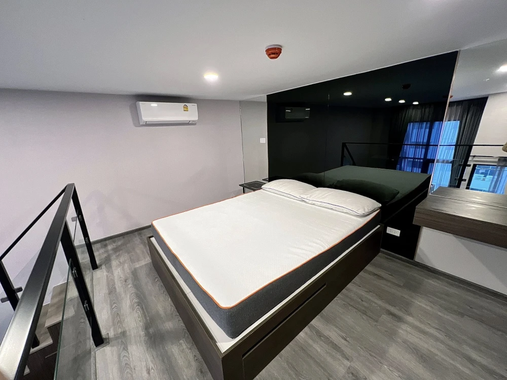 For rent THE ORIGIN LADPRAO-BANGKAPI, high ceiling condo, Duo Space, 2 floors, very good furniture in the room, focusing on quality, hurry and book no