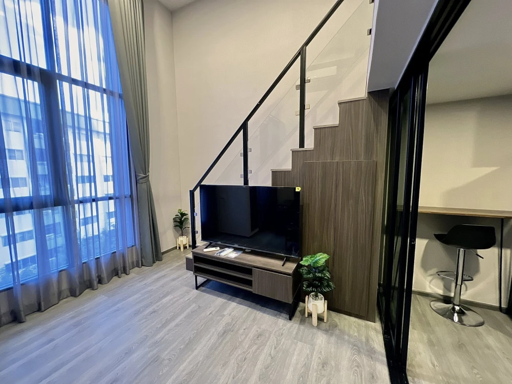 For rent THE ORIGIN LADPRAO-BANGKAPI, high ceiling condo, Duo Space, 2 floors, very good furniture in the room, focusing on quality, hurry and book no