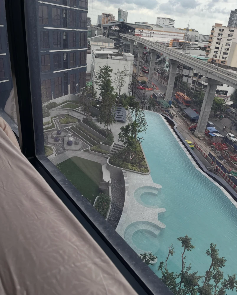 For rent: The Origin Ladprao-Bangkapi. A lovely room with complete furnishings and a pool view. Just bring your bags and move in!