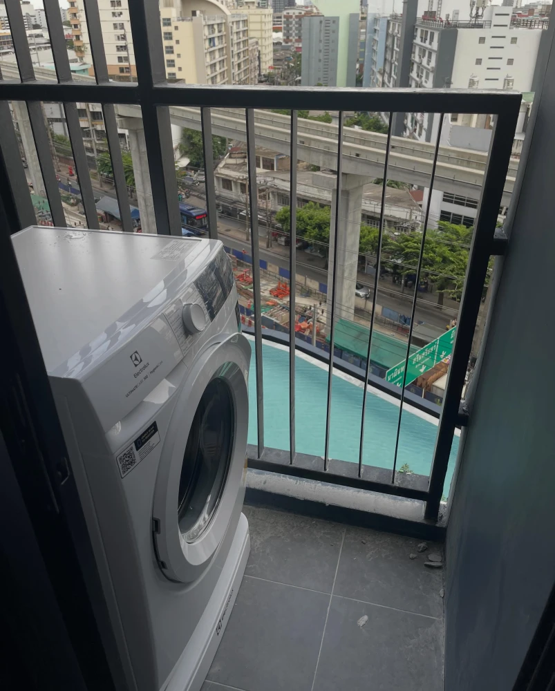 For rent: The Origin Ladprao-Bangkapi. A lovely room with complete furnishings and a pool view. Just bring your bags and move in!