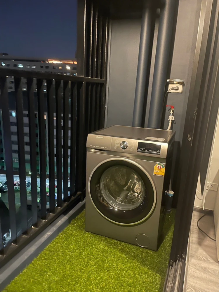 For rent: Large 2-bedroom unit at The Origin Ladprao-BangKapi, featuring a balcony and luxurious bedding. Ready for move-in—book yours now!