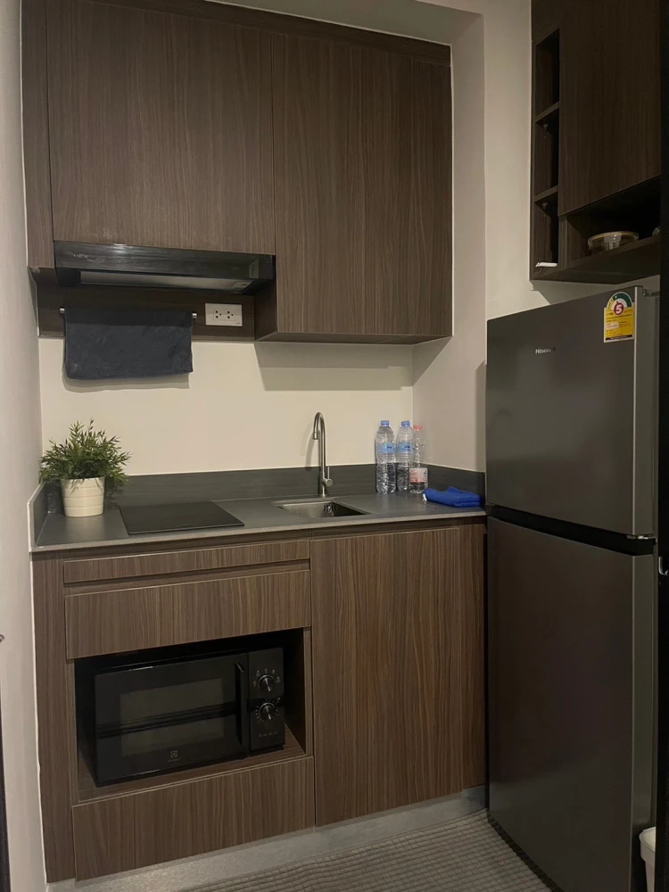 For rent: Large 2-bedroom unit at The Origin Ladprao-BangKapi, featuring a balcony and luxurious bedding. Ready for move-in—book yours now!