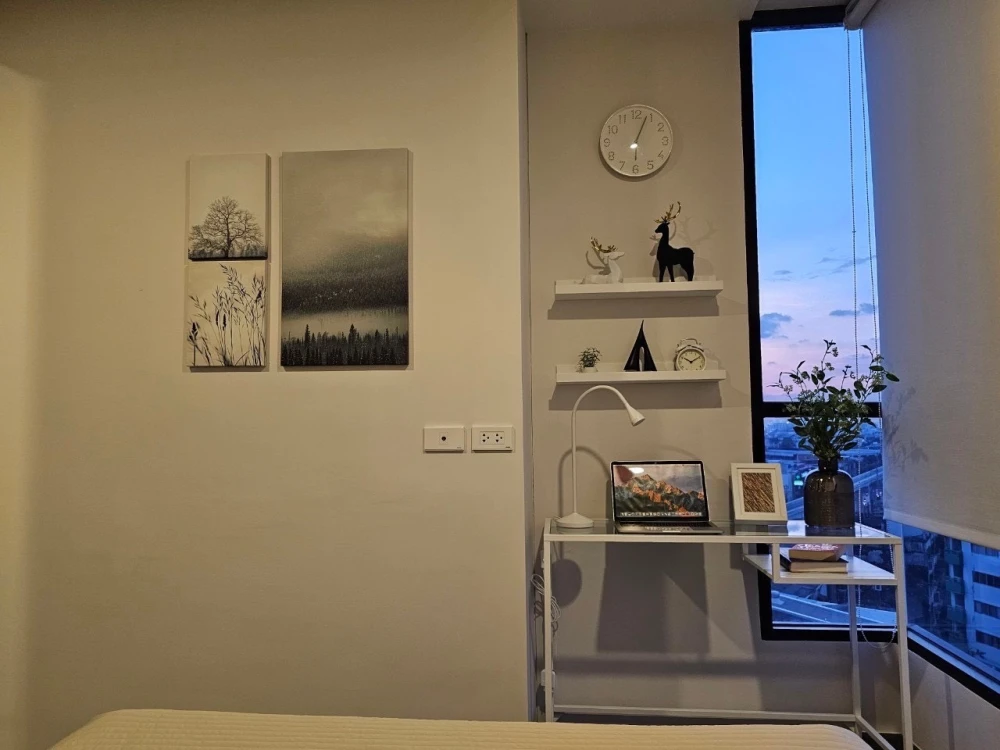For rent: Large 2-bedroom unit at The Origin Ladprao-BangKapi, featuring a balcony and luxurious bedding. Ready for move-in—book yours now!