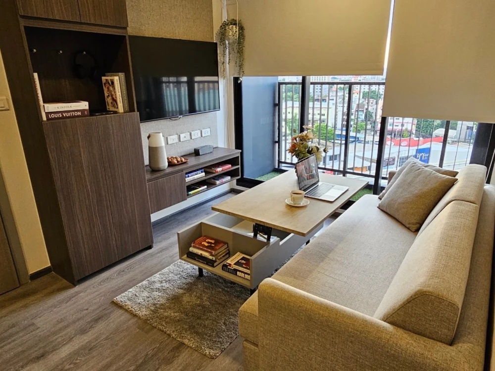 For rent: Large 2-bedroom unit at The Origin Ladprao-BangKapi, featuring a balcony and luxurious bedding. Ready for move-in—book yours now!