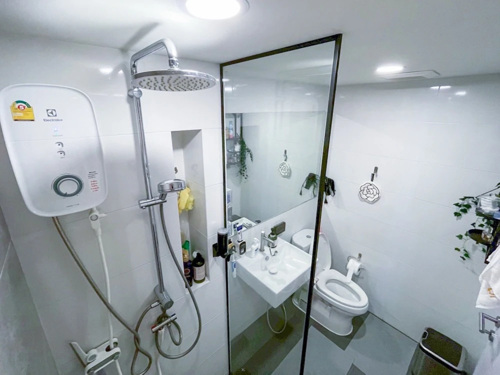 For rent THE ORIGIN Onnut, beautiful room, luxuriously decorated, comes with complete furniture and facilities. Don't miss it.
