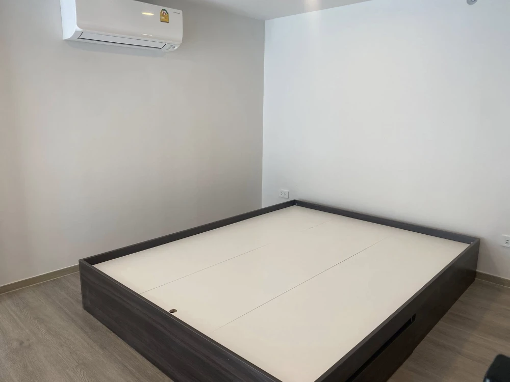 For rent: The Origin Plug & Play Ramintra, high ceiling room, airy, lots of usable space, fully furnished, book now.