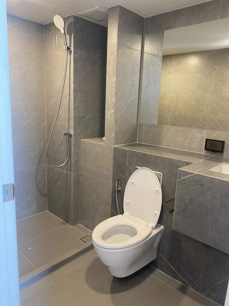 For rent: The Origin Plug & Play Ramintra, high ceiling room, airy, lots of usable space, fully furnished, book now.