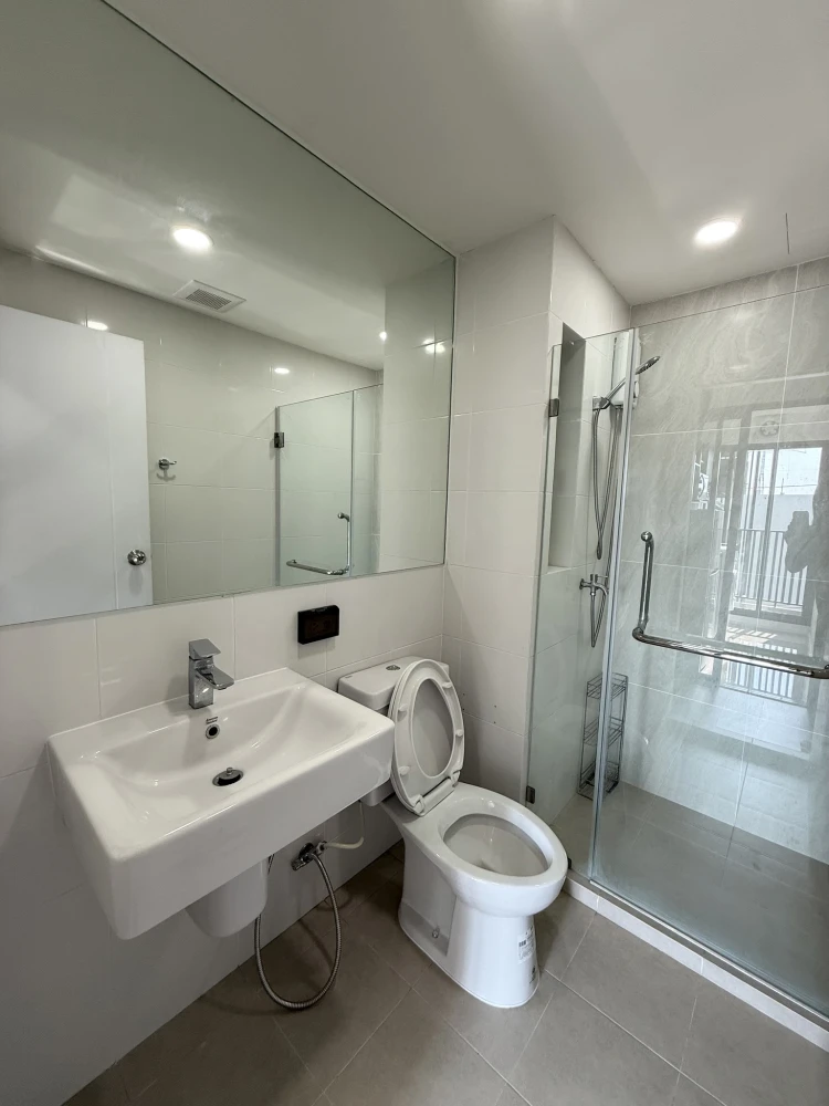 For rent: The Origin Ramintra 83 Station, Building A, the only building with facilities, including a gaming table and chair, with LAN cable. You can't
