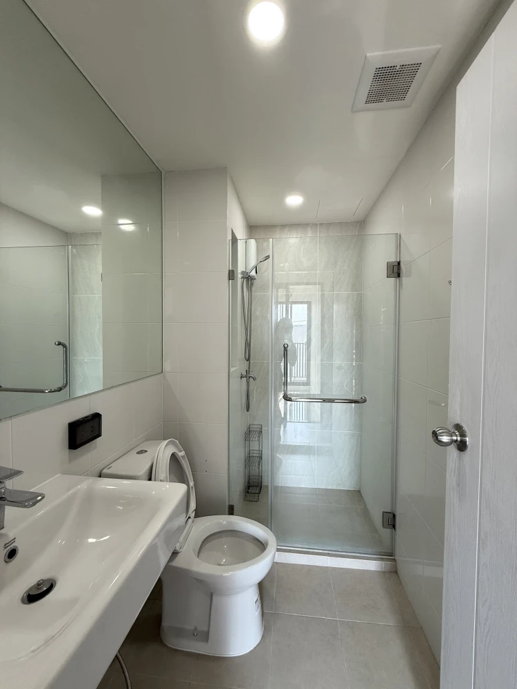 For rent: The Origin Ramintra 83 Station, Building A, the only building with facilities, including a gaming table and chair, with LAN cable. You can't