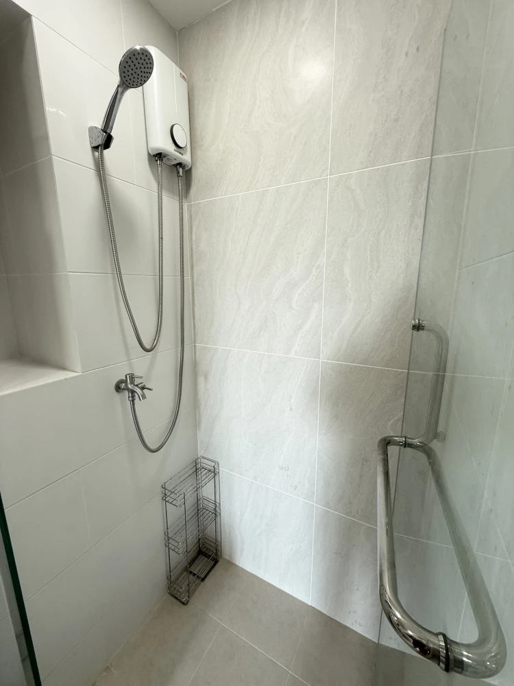 For rent: The Origin Ramintra 83 Station, Building A, the only building with facilities, including a gaming table and chair, with LAN cable. You can't