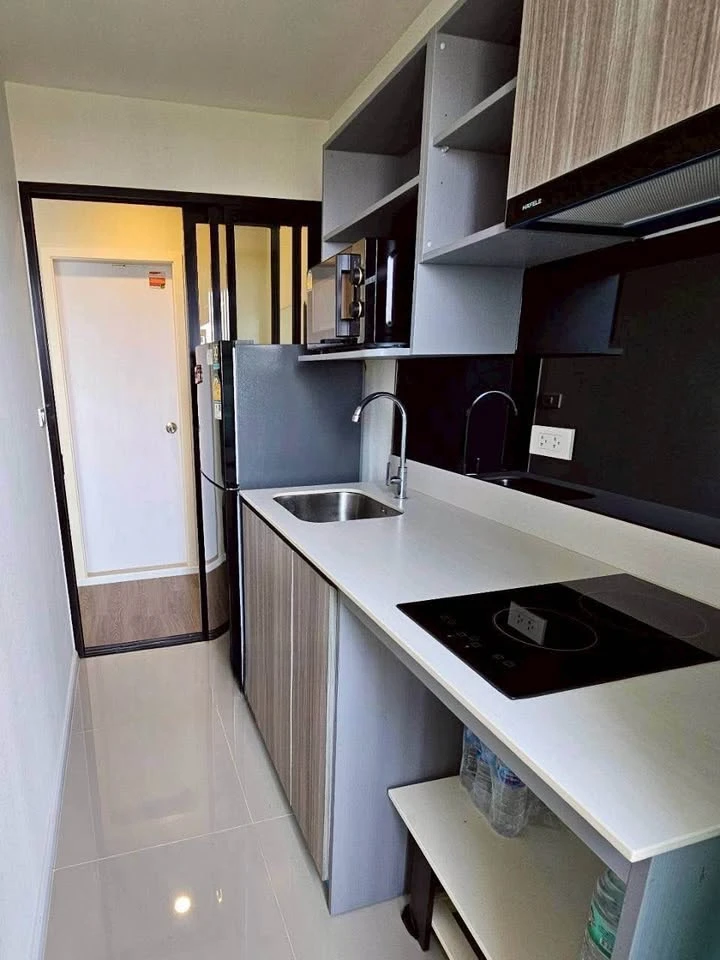 For rent: The Origin Ramintra 83 station, Building E, 8th floor (top floor). No opposite unit, next to the library, offering privacy.